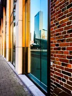 [Slice of HOME] City landmarks reflected in a window thumbnail